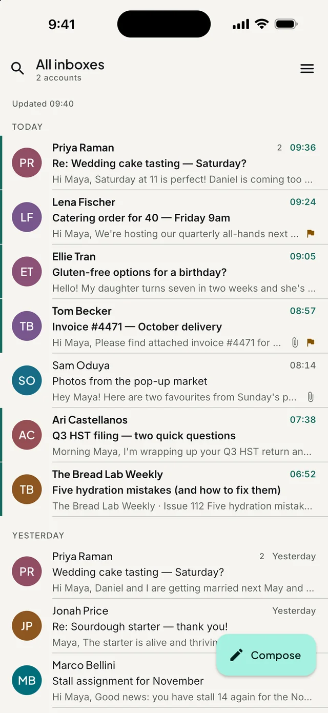 La safata d’entrada de MailLoyal a l’iPhone: totes les safates de dos comptes, amb missatges no llegits, una bandereta i fitxers adjunts.